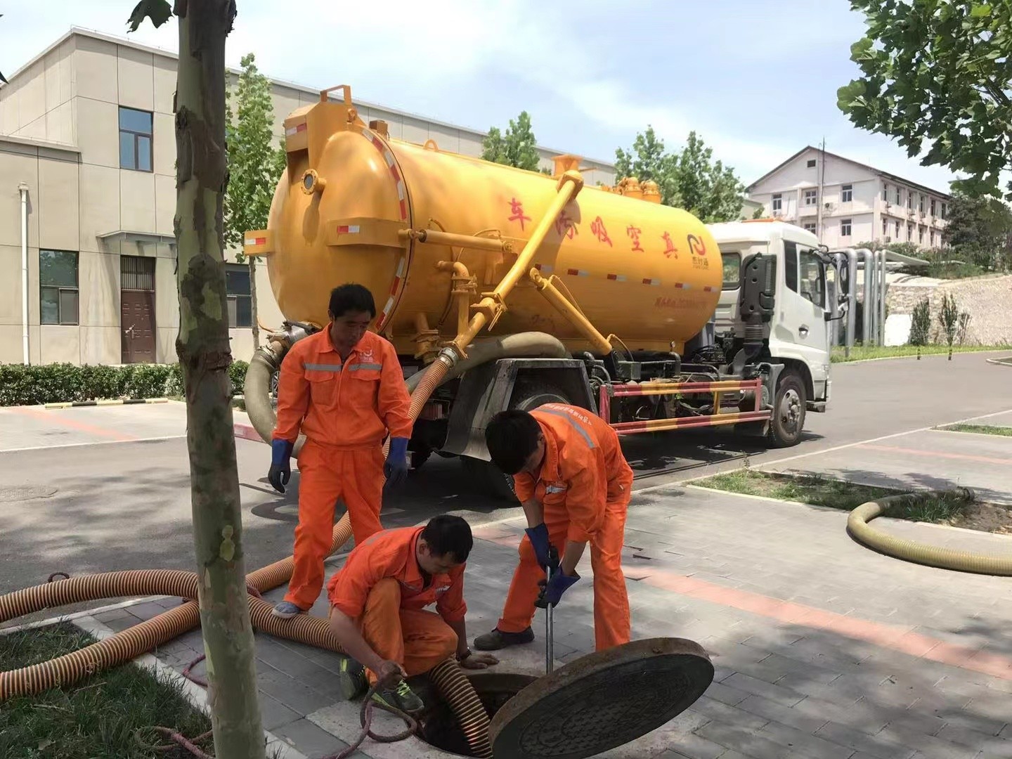 睢宁管道疏通车停在窨井附近