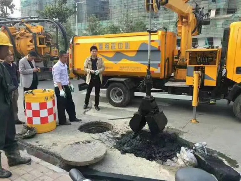 睢宁街道：网格员化身“清道夫”，为民解忧疏通“堵心”化粪池