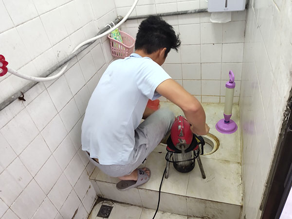 睢宁肥皂掉到马桶里把马桶堵住了怎么办？马桶堵住了怎么办